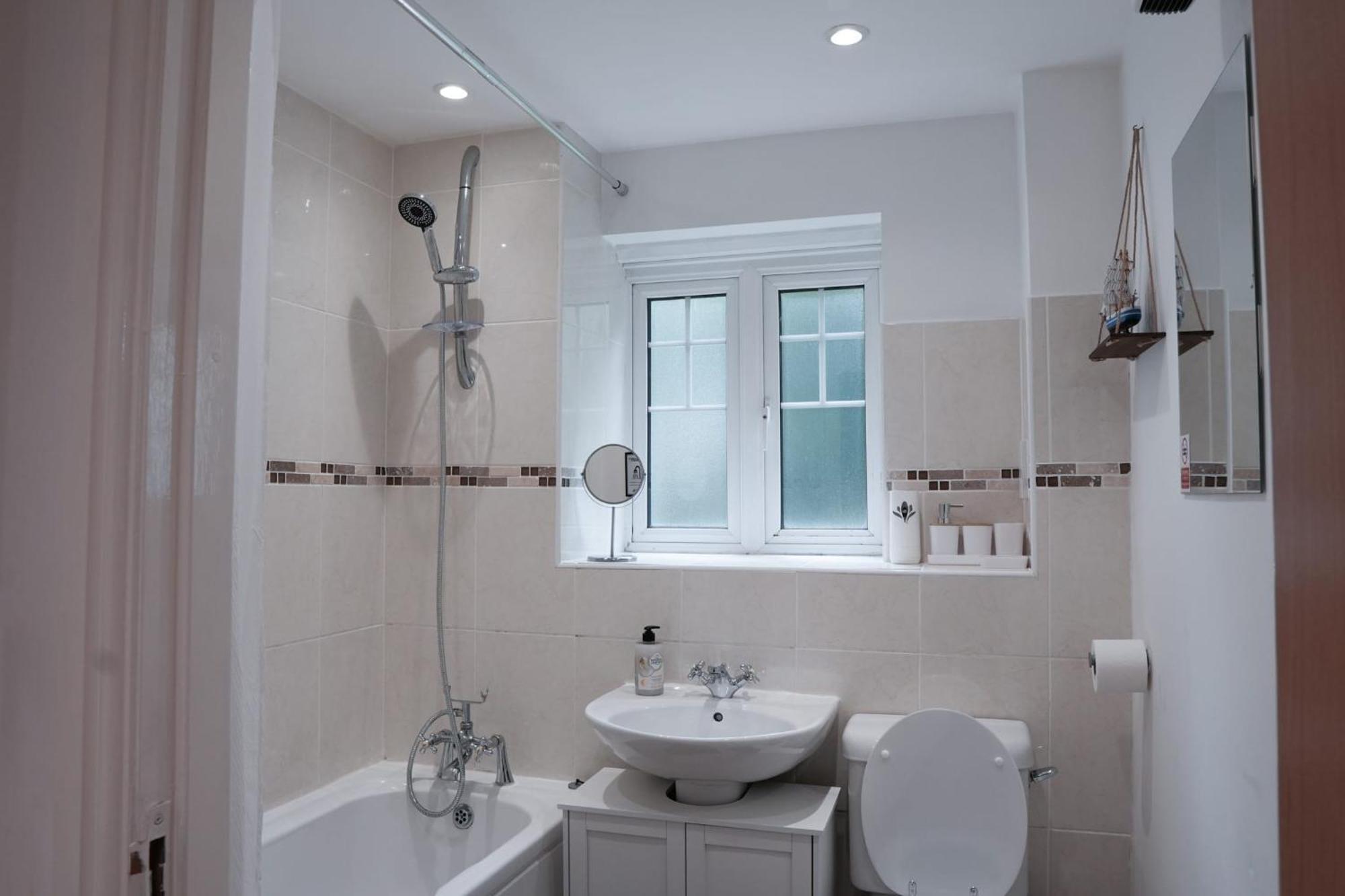 Whole 2-Bed Apartment - Contractors, Professionals, Ulez Free, Free Parking, B'Ham City 10Mins 伯明翰 外观 照片
